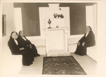 Βεροιώτισσες με καθημερινή τοπική φορεσιά στο αρχοντικό Σαράφογλου