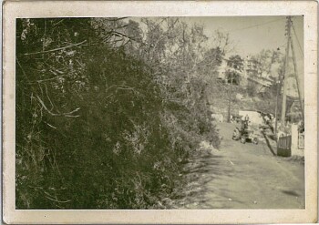 Εθελοντική εργασία κατοίκων στην αδιαμόρφωτη Κυψέλη