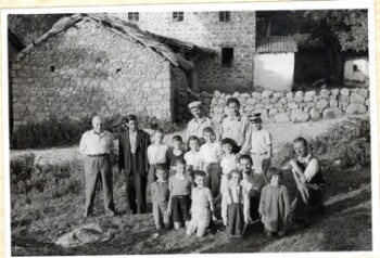 Ομάδα επαναπατριζόμενων παιδιών με τους πατέρες τους στο χωριό Λαιμό Φλώρινας (Ελλάδα)