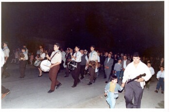 Η μουσική μπάντα των προσκόπων Βέροιας στην περιφορά της εικόνας στο Κεφαλοχώρι το 1995