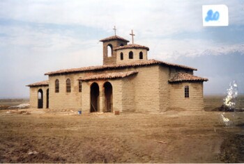 Παλιά εκκλησία με άψητα τούβλα