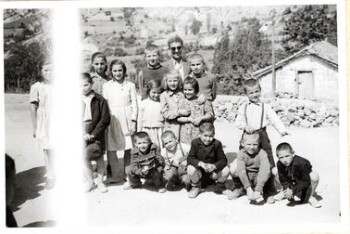 Ομάδα άστεγων παιδιών στο Ανταρτικό Φλώρινας καθώς και ομάδα παιδιών στο σχολείο