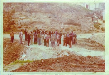 Επίσκεψη ομάδας του Συλλόγου Φοιτητών στον συνοικισμό της Κυψέλης στις 31 Μαρτίου 1974, σκοπός η γνωριμία και η συμβολή στην αντιμετώπιση των προβλημάτων της περιοχής