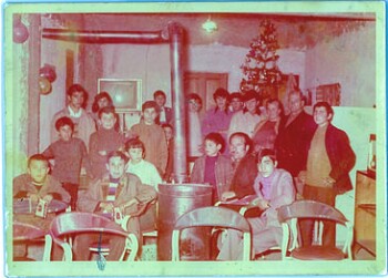 Κάτοικοι της Κυψέλης εντός του πρώτου μορφωτικού κέντρου, στη σημερινή οδό Κυκλάδων 7