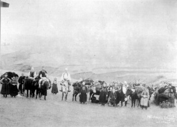 Καραβάνι οικογενειών στην πορεία από τη Θεσσαλία προς τα βλαχοχώρια των Γρεβενών, αρχές 20ου αιώνα