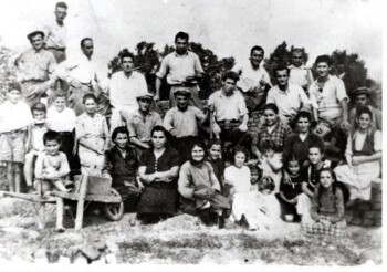 Αναμνηστική φωτογραφία των κατοίκων και μαθητών του χωριού Μικρή Σάντα