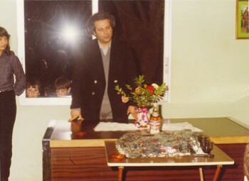 Κοπή βασιλόπιτας στο Μορφωτικό Κέντρο της «Κυψέλης» από τον βουλευτή Βασίλη Παπαγιάννη, Ιανουάριος 1982