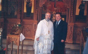 Ο Κώστας Καραπαναγιωτίδης με τον ιερέα στην εκκλησία της Παναγίας Σουμελά
