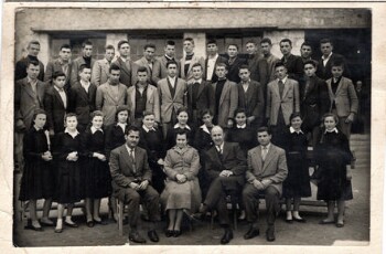 The first graduates from the high school branch of Alexandria village in 1958-1959