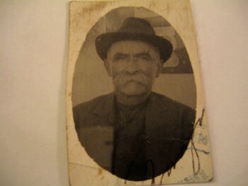 Φωτογραφία του παππού Βελισάριου Παλάση από επίσημο έγγραφο