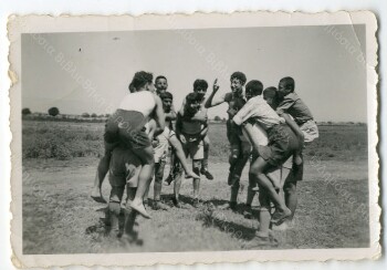 Αγόρια παίζουν ομαδικό παιχνίδι στο χώρο της Παιδόπολης 