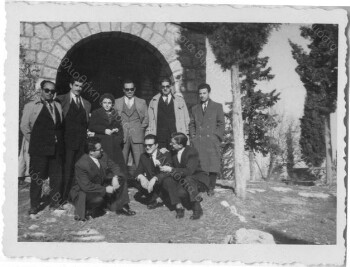 Αναμνηστική φωτογραφία μιας παρέας στη Βίλα του Βικέλα, Βέροια