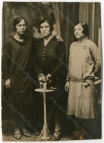 Αναμνηστική φωτογραφία της Βασιλικής Βελλιάδου με φίλες της