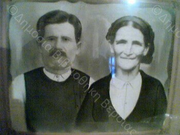 Αναμνηστική φωτογραφία του Δημήτρη Γκίλινα και της Πανάγιως Μάστορα