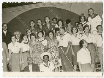 Αναμνηστική φωτογραφία των μελών της οργανωτικής επιτροπής του Φεστιβάλ Παραγωγής με τη Δώρα Στράτου