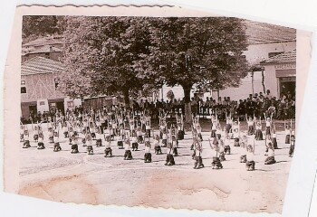 Γυμναστικές επιδείξεις στην Πλατεία του χωριού Φυτειά Ημαθίας