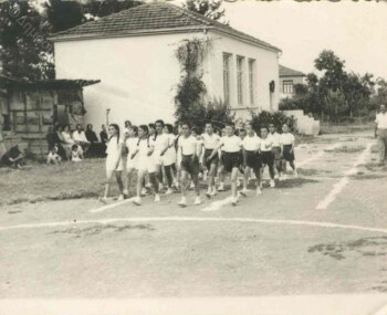 Γυμναστικές επιδείξεις στον αύλειο χώρο του Δημοτικού σχολείου Ταγαροχωρίου Ημαθίας