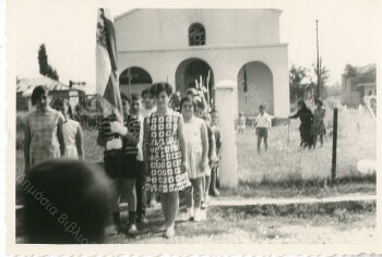 Έξω από την εκκλησία Τριποτάμου σε σχολική γιορτή