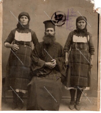 Γυναίκες με παραδοσιακή ενδυμασία πριν τον πόλεμο