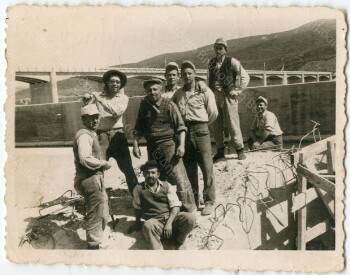 Εργάτες στην κατασκευή της γέφυρας του Αλιάκμονα
