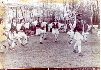 Ρουγκάτσια στην Ξεχασμένη Ημαθίας μπροστά στην εκκλησία Αγ. Δημητρίου