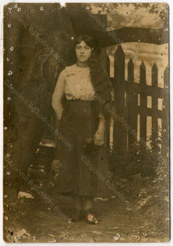 Η Δωροθέα Κετίκογλου στην αυλή του σπιτιού της στο Ζονγκουλντάκ (περιοχή Μαύρης Θάλασσας)