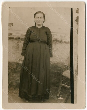 Η Μαρία Ποιμενίδου ντυμένη με βλάχικη ενδυμασία στις απόκριες του 1951