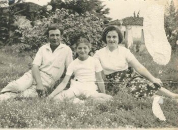 Η οικογένεια Μακροπούλου, στην αυλή του Δημοτικού σχολείου Ταγαροχωρίου Ημαθίας