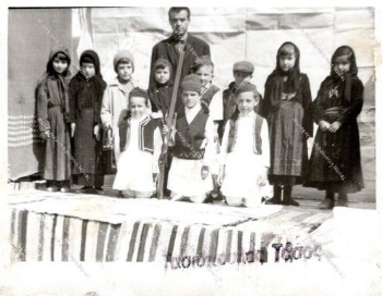 Γιορτή της 25ης Μαρτίου στο Δημοτικό σχολείο Σφηκιάς Ημαθίας, 1966
