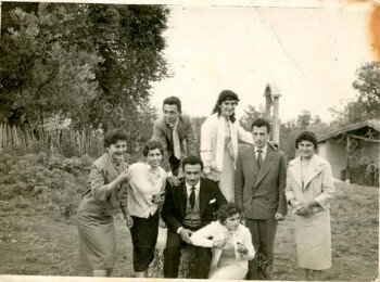 Μπροστά από την εκκλησία των Αγίων Πέτρου και Παύλου στο Κωστοχώρι