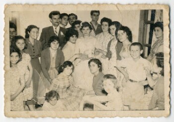 Νύφη ανάμεσα σε συγγενείς και φίλους