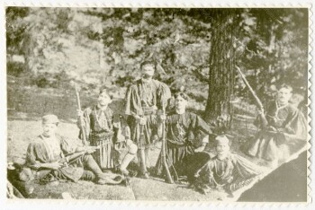 Ο Μίλτος Μανάκιας με τον αδερφό του Γιάννη και με Μακεδονομάχους αγωνιστές στην Αβδέλλα