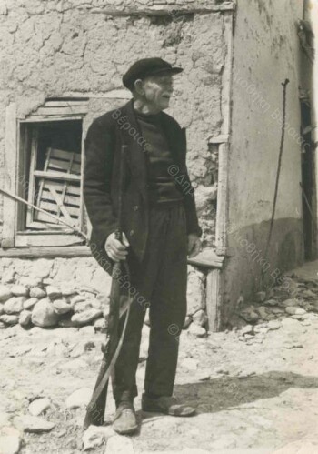 Ο παππούς Μακροβασίλης στην πίσω πλευρά από το παλιό σπίτι της οικογένειας στο Ταγαροχώρι Ημαθίας