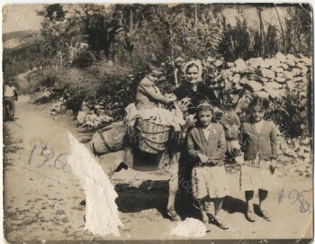 Οικογένεια μαζί με το γαϊδουράκι γυρνάει από το πανηγύρι του διπλανού χωριού (Καπνοχώρι Κοζάνης)