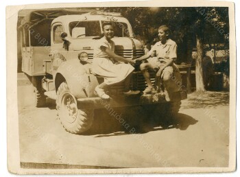 Ομαδάρχισα κατασκήνωσης επάνω σε αυτοκίνητο ανεφοδιασμού