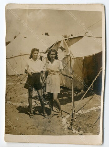 Ομαδάρχισες έξω από τις σκηνές στην Παιδόπολη Ωραιοκάστρου Θεσσαλονίκης