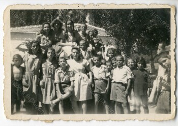 Παιδιά με τις ομαδάρχισές στους στην Παιδόπολη Ωραιοκάστρου