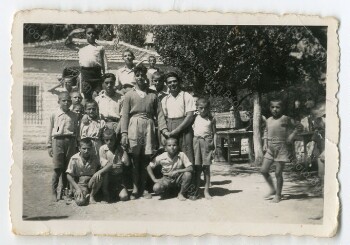 Παιδιά της παιδόπολης Ωραιοκάστρου με τον οδηγό του φορτηγού εφοδιασμού της κατασκήνωσης