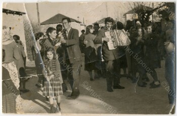 Παρέα συγχωριανών σε δρόμο του χωριού, συνοδεία μουσικής