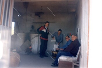 Καζάνι που βράζει τα τσίπουρα στο Κεφαλοχώρι Ημαθίας