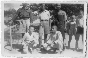 Στη Παιδούπολη Ωραιόκαστρου έξω από τo μαγειρείο