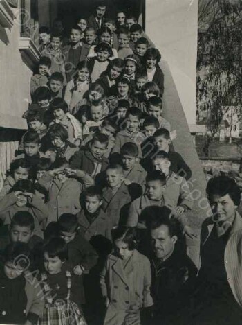 Στη σκάλα του Ιδιωτικού Σχολείου 