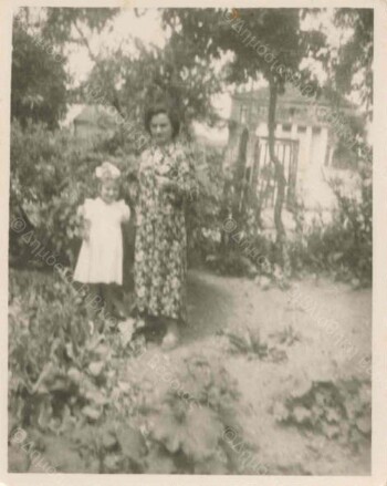 Στην αυλή σπιτιού στο Ταγαροχώρι, Ημαθίας