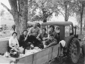 Στο προαύλιο της εκκλησίας της Ζωοδόχου Πηγής στη Χαρίεσσα Ημαθίας