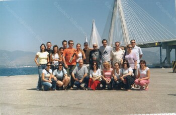 Αναμνηστική φωτογραφία από μέλη της Ευξείνου Λέσχης Βέροιας στην Γέφυρα Ρίο - Αντίρριο