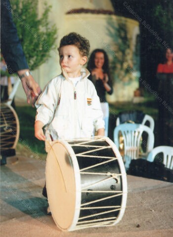 Ασβεστάς Γιώργος παίζει νταούλι