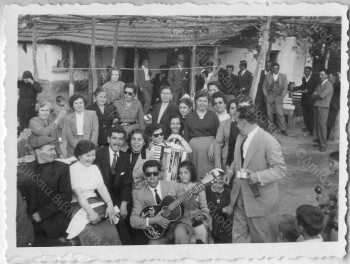 Συγγενείς και φίλοι στο γάμο του Δημήτρη Τενεκετζίδη και της Ελένης Μανωλοπούλου