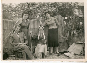 Συγγενείς σε κήπο σπιτιού στον Τριπόταμο