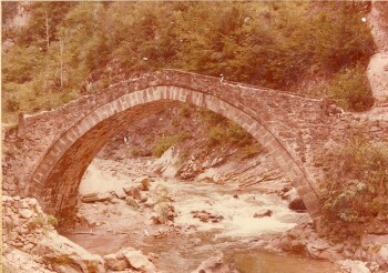 Γέφυρα Τοξοτή στον ποταμό Γιάμπολη της Σάντας