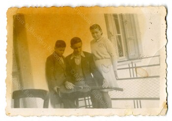 Τα αδέλφια Στέφανος, Ελένη και Θανάσης, στο μπαλκόνι του σπιτιού τους